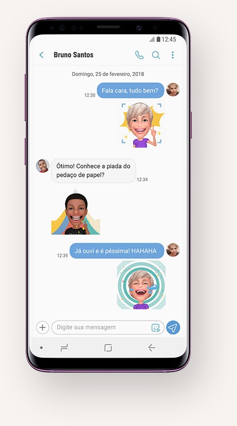 Galaxy S9 + com o aplicativo Mensagens na Ecra mostrando uma conversa com imagens RA Emoji
