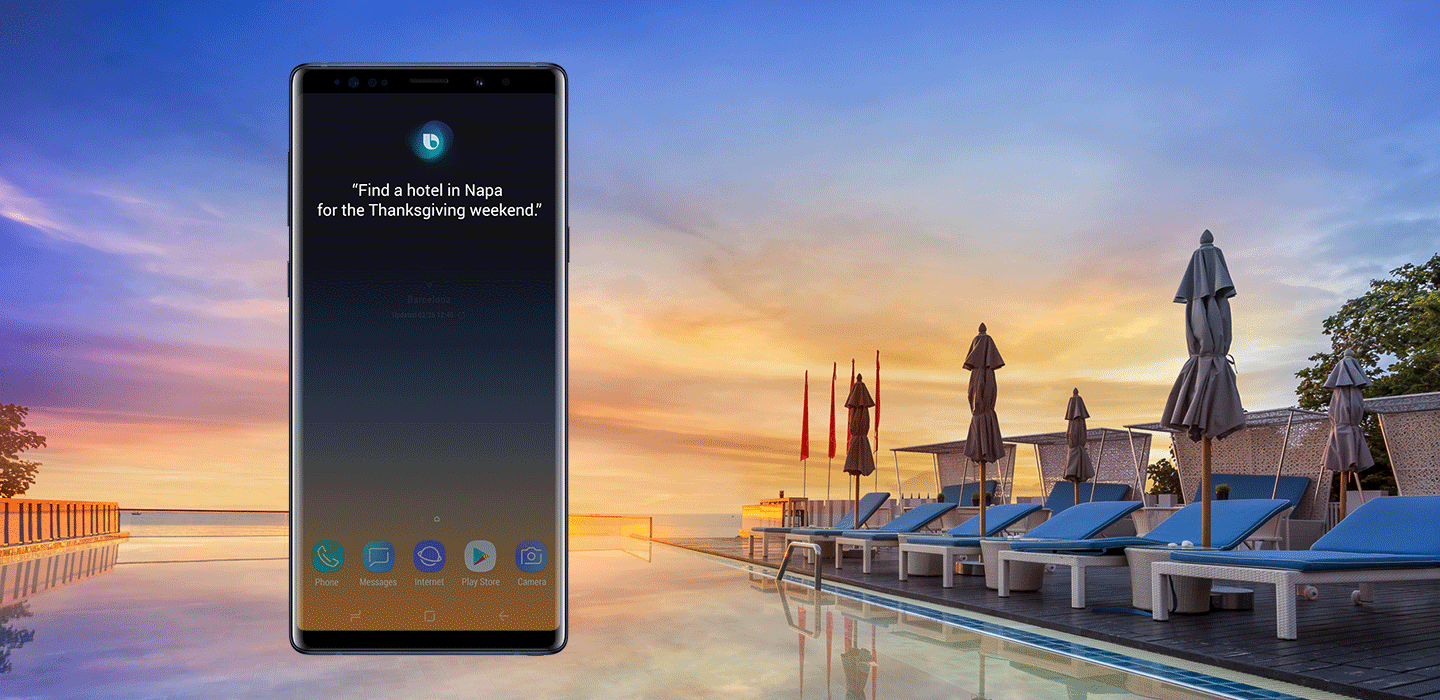 Bixby tarafından Galaxy Note9 Ocean Blue ile otel rezervasyonu animasyonu, arka planda bir otelin yüzme havuzu ve günbatımı