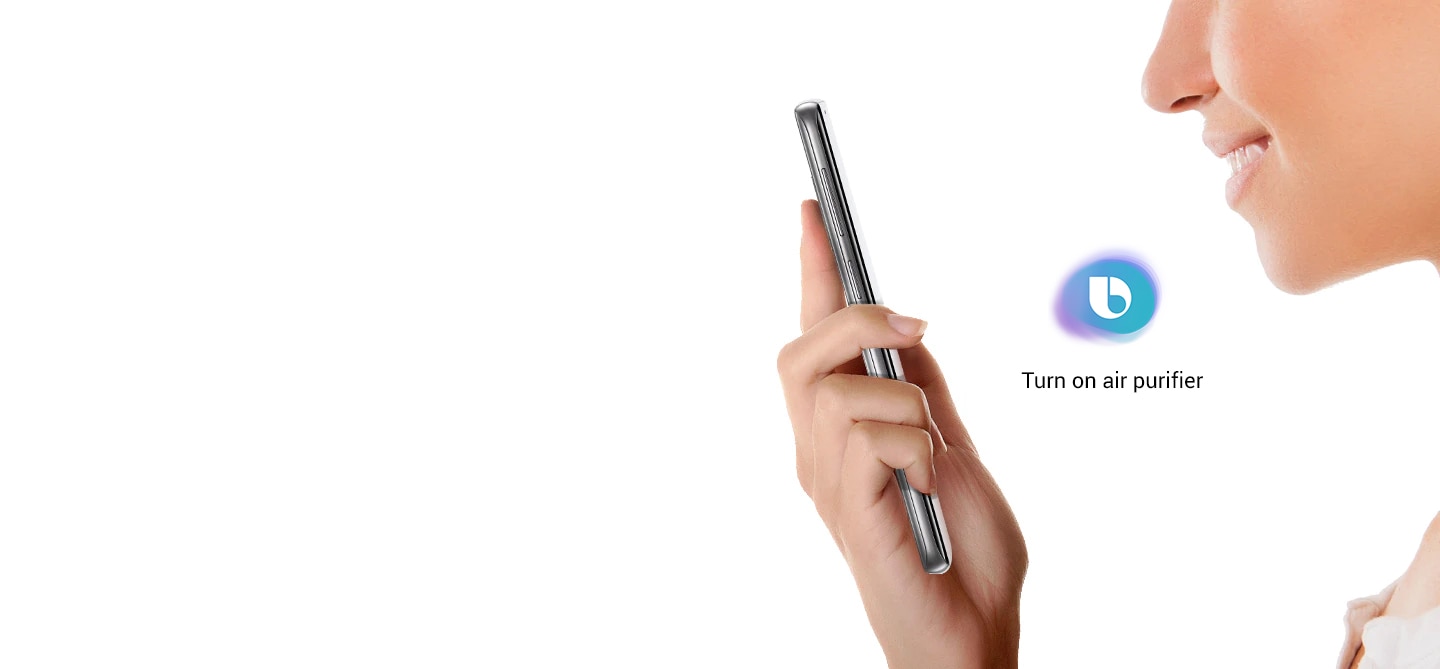 منظر جانبي لامرأة تنظر إلى هاتف Galaxy S9 Orchid Gray وتقول "قم بتشغيل جهاز تنقية الهواء"