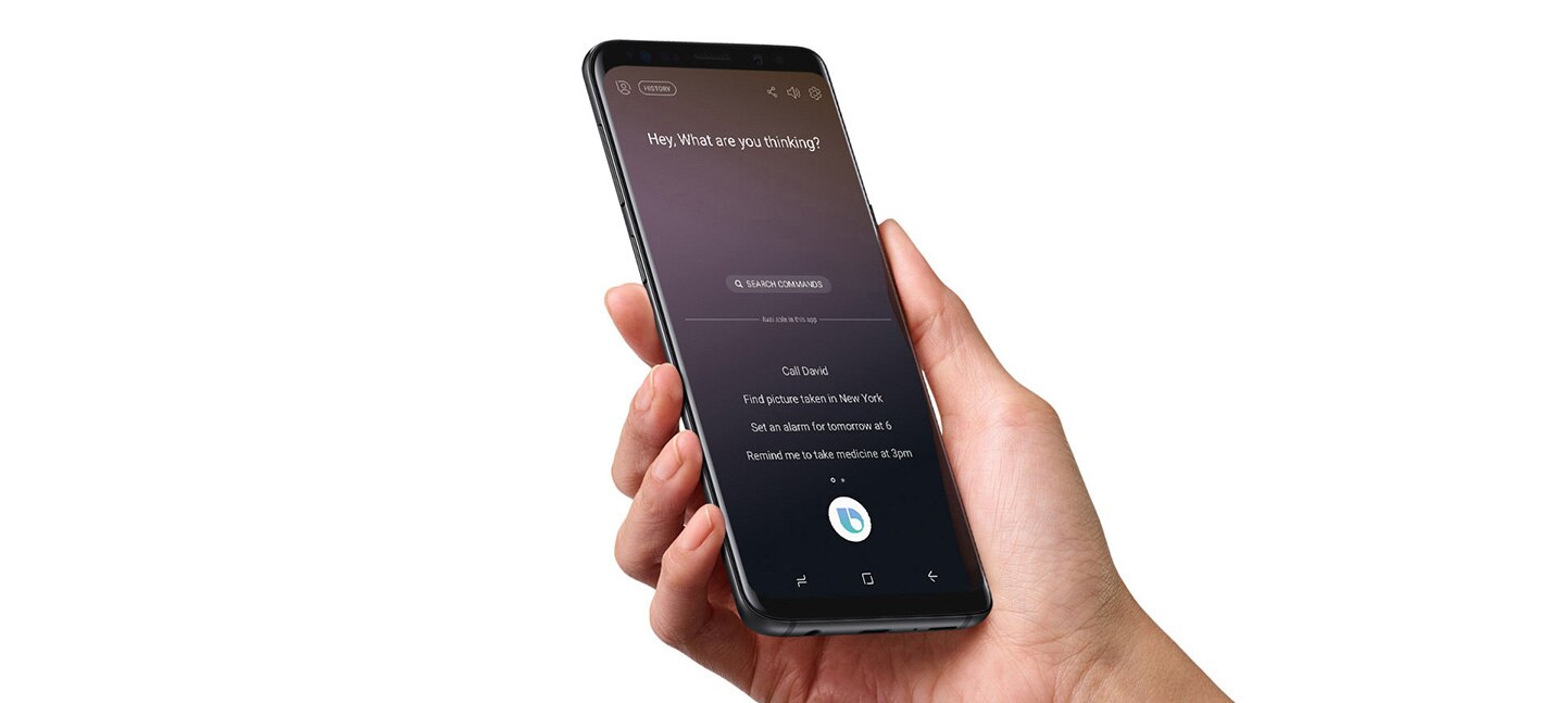 Image d'une main droite tenant un Galaxy S9 Midnight Black avec l'application Bixby en mode voix en cours d'exécution.