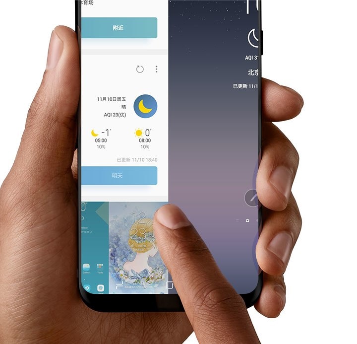 手握 Galaxy S8 Midnight Black、从主屏幕向右滑动到 Bixby 主页视图的图片。