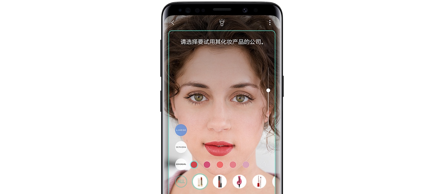 正在使用 Bixby 视觉为所识别的女性挑选美妆产品的 Galaxy S9 Midnight Black 图片