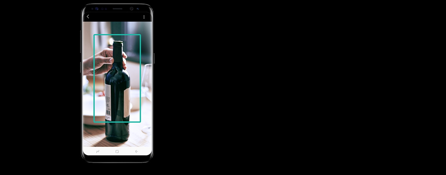 使用 Bixby 视觉识别标签并显示信息的 Galaxy S8 Midnight Black 图片。
