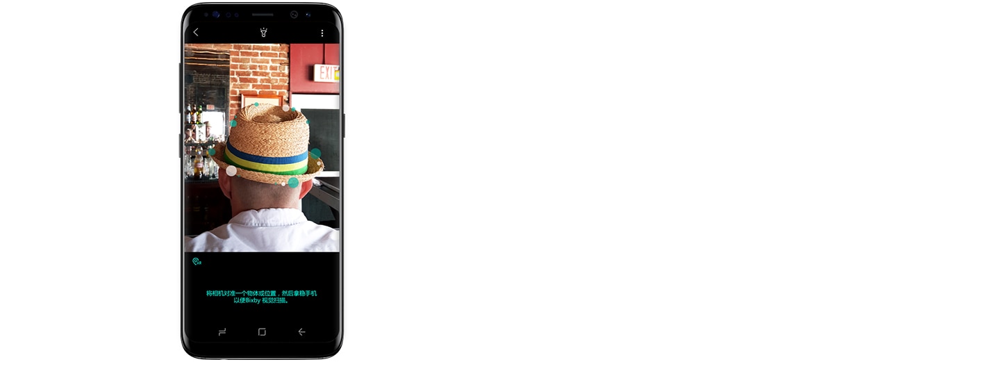 使用 Bixby 视觉为戴帽子男士拍照的 Galaxy S8 Midnight Black 图片。