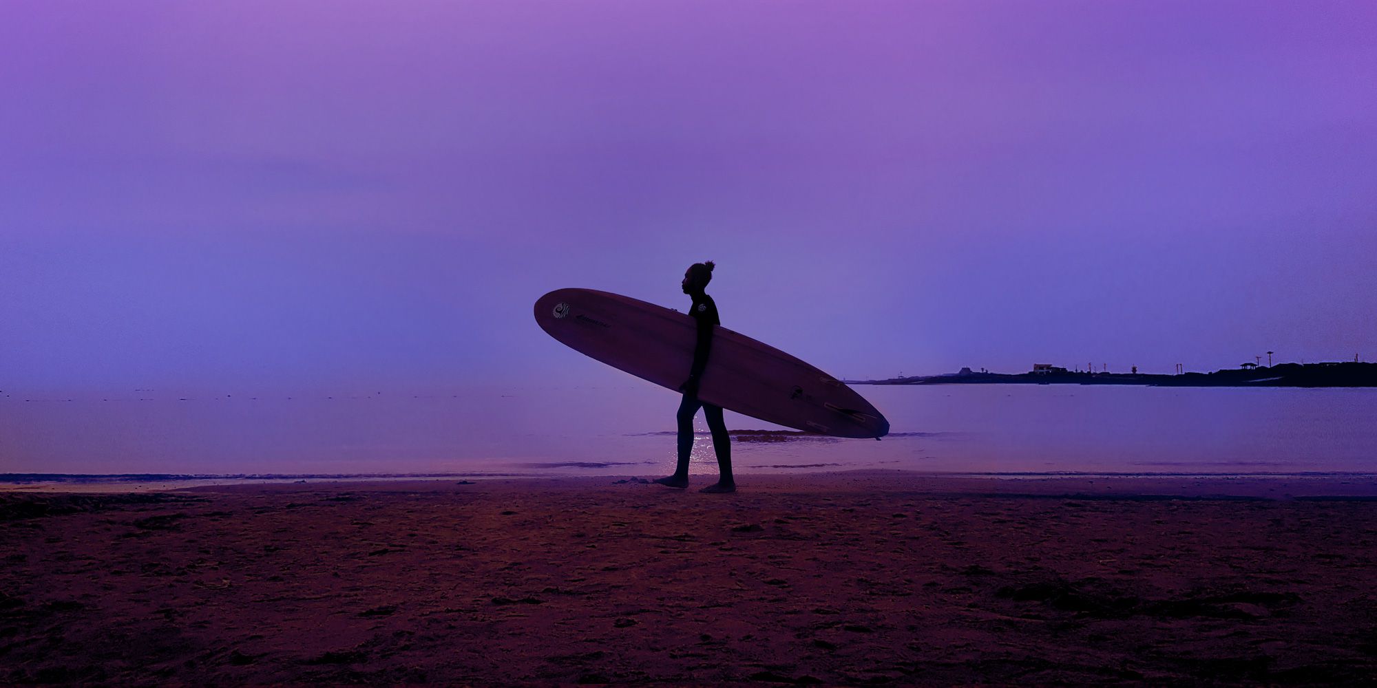 Galaxy Note8 em modo paisagem com uma imagem de uma mulher segurando uma prancha de surfe contra um céu violeta escuro