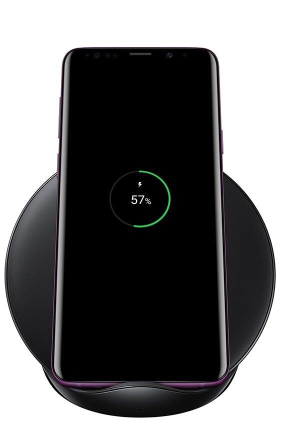 Galaxy S9+ cargando sobre un Wireless Charging Stand negro