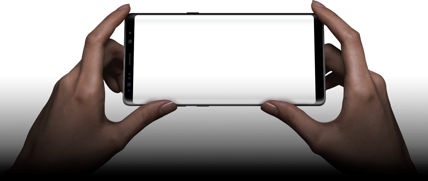 Mains tenant un Galaxy Note8 en mode paysage