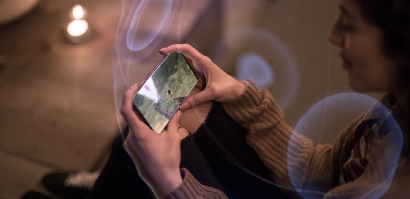 Photo d’une personne regardant un film sur le Galaxy S9+.