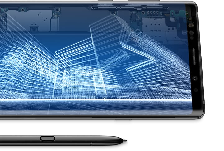 Gulsčias „Galaxy Note9“ su planu ekrane, jis palaipsniui tampa permatomas, todėl viršuje matosi aparatinė įranga. „S Pen“ yra padėtas įrenginio priekyje.