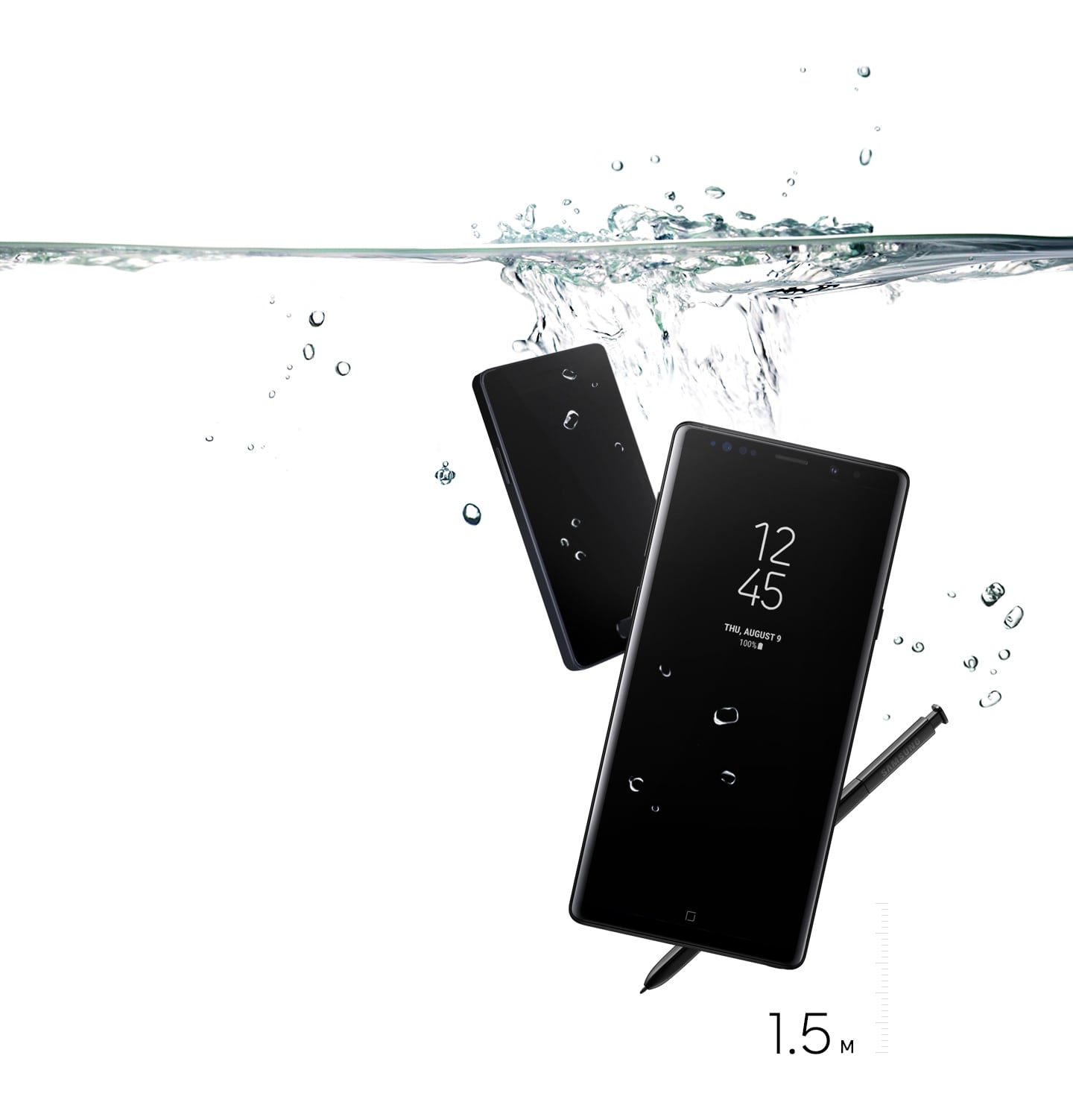 Imitacinis vaizdas su „Galaxy Note9“ ir „S Pen“ po vandeniu 1,5 m gylyje, ekrane rodomas „Always On Display“, o kitas telefonas gale su tuščiu ekranu