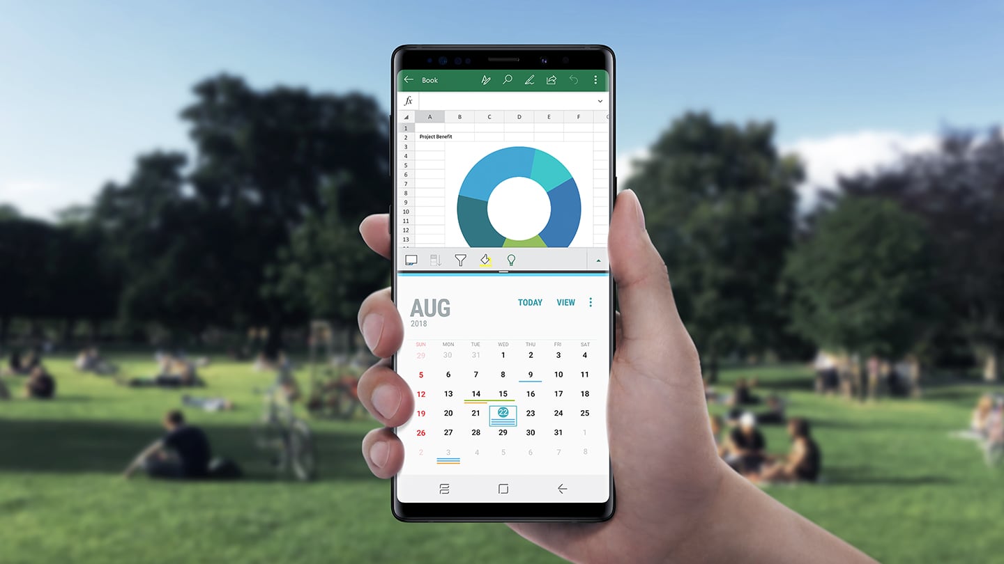 Vaizdas su žmogumi, laikančiu „Galaxy Note9“ judrioje gatvėje, o ekrane matomos skaičiuoklė ir kalendoriaus programa, demonstruojamos kelių užduočių atlikimo vienu metu galimybės
