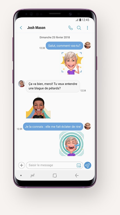 le Galaxy S9 + avec l'application Messages à l'écran affichant une conversation avec des autocollants Emoji AR