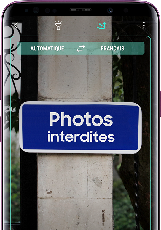 le Galaxy S9 + affichant un signe traduit avec le signe non traduit en arrière-plan