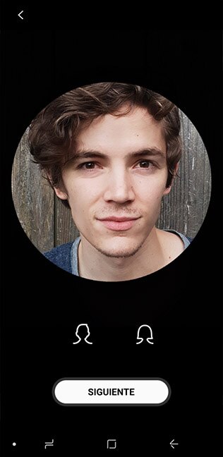 Personalización GUI de Emoji AR aparece en Galaxy S9+ con selfie de la misma persona en la pantalla