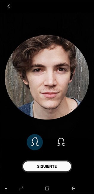 Personalización GUI de Emoji AR aparece en Galaxy S9+ con selfie de la misma persona en la pantalla
