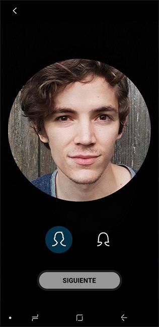 Personalización GUI de Emoji AR aparece en Galaxy S9+ con selfie de la misma persona en la pantalla