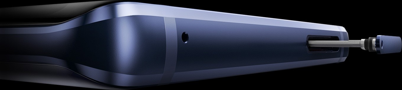 Extrême gros plan du haut du Galaxy Note9, avec plateau hybride SIM / micro SD éjecté