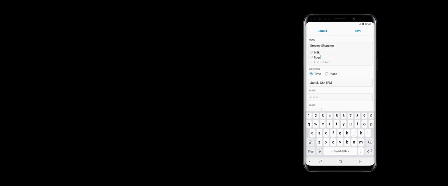Una vista frontal de un Galaxy S9 Midnight Black donde alguien crea una lista de compras con el teclado.
