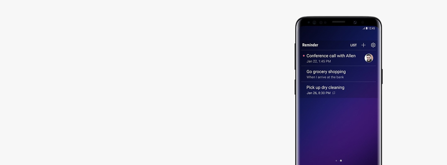 Изображение устройства Galaxy S9 Midnight Black, иллюстрирующее быструю проверку напоминаний с помощью виджета.