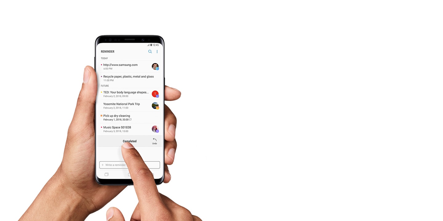 Вид спереди на смартфон Galaxy S9 Midnight Black, на экране которого изображено управление списками дел – от необходимых покупок до действий на мобильном телефоне – с помощью приложения “Напоминание Bixby”.