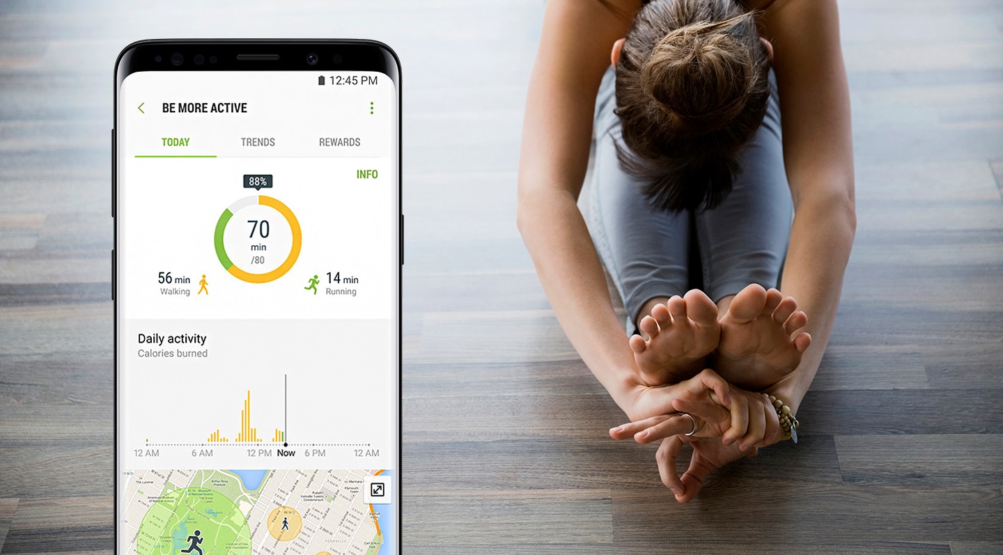 Vue avant du Galaxy S9 Midnight Black montrant une femme faisant des étirements ainsi que la durée de l'exercice, la distance parcourue, les calories dépensées et la progression à ce jour dans l'application Samsung Health