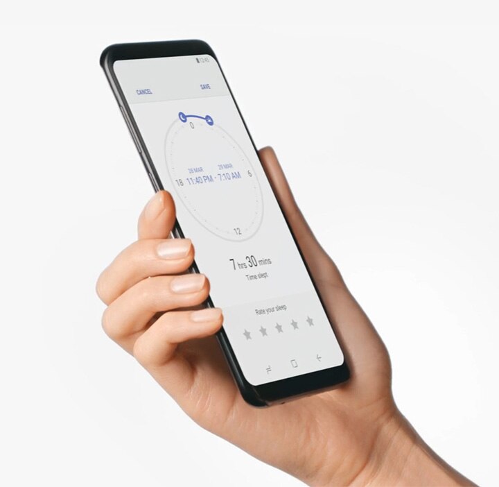 Image d'un Samsung Galaxy S9 Midnight Black tenu dans une main droite affichant le temps de sommeil quotidien enregistré dans l'application Samsung Health