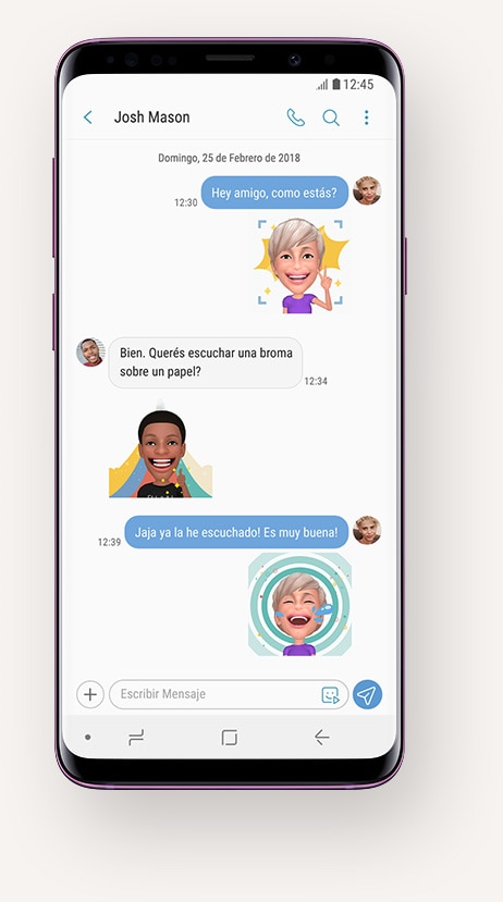 Galaxy S9+ con la app de mensajes en pantalla mostrando una conversación con pegatinas de Emoji AR