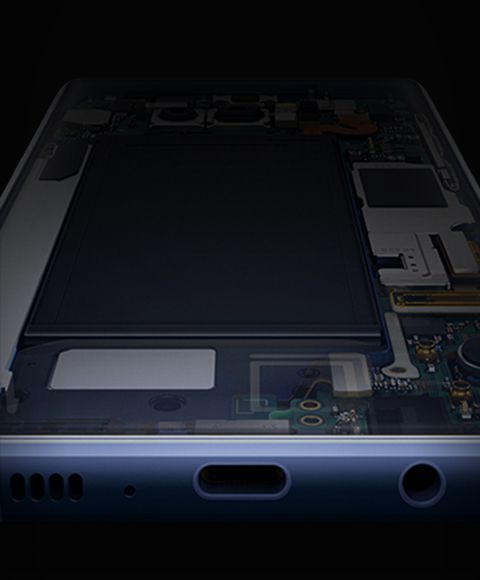 Simuleret røntgenbillede af hardwaren i en Galaxy Note9 set nedefra