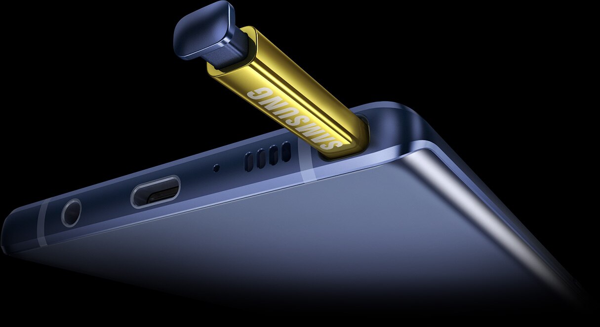 Primer plano de Galaxy Note9 con el S Pen expulsado suavemente