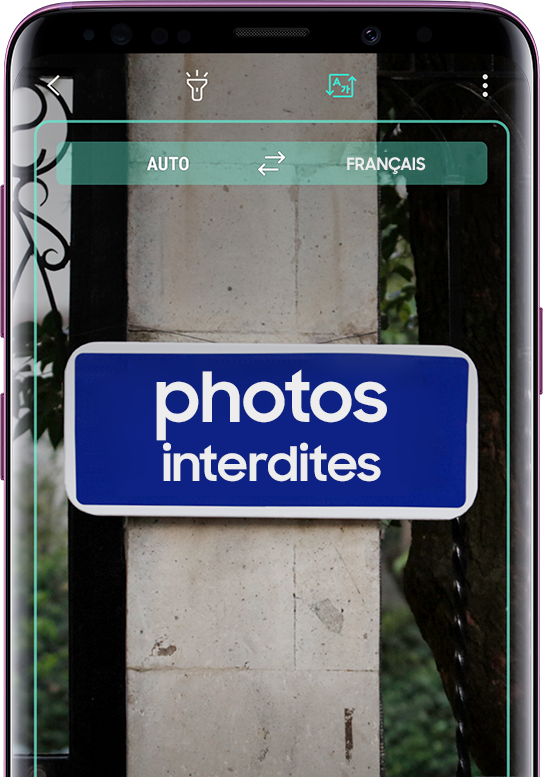 Galaxy S9+ affichant un panneau traduit, avec le panneau non traduit en arrière-plan