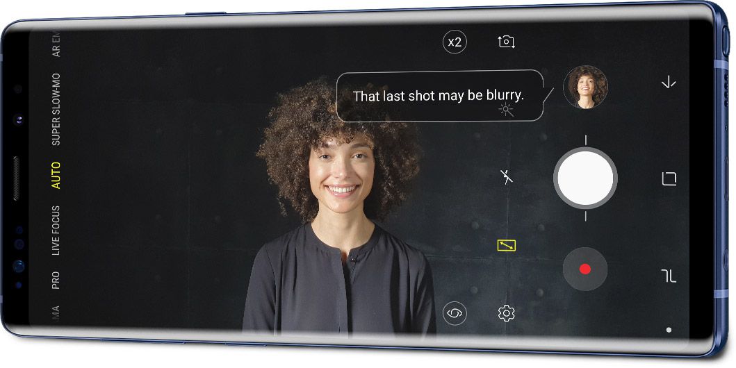 Το Galaxy Note9 σε οριζόντια λειτουργία όπως φαίνεται υπό γωνία με ένα πορτρέτο και τη διεπαφή ανίχνευσης ατελειών στην οθόνη, με την ειδοποίηση «Αυτή η τελευταία λήψη ίσως να είναι θολή».