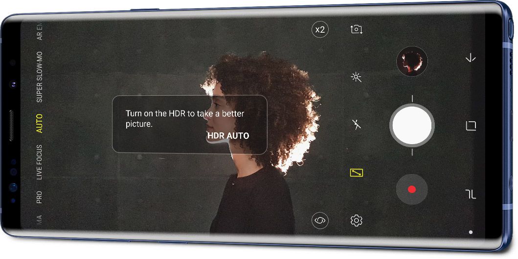 Το Galaxy Note9 σε οριζόντια λειτουργία όπως φαίνεται υπό γωνία με ένα πορτρέτο και τη διεπαφή ανίχνευσης ατελειών στην οθόνη, με την ειδοποίηση «Ενεργοποιήστε το HDR για καλύτερη λήψη».