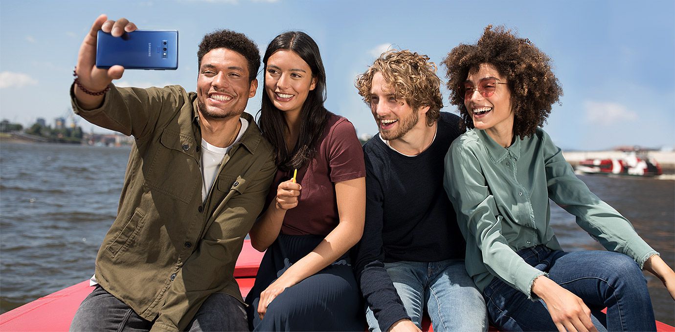 Εικόνα ανθρώπων να βγάζουν selfie με το Galaxy Note9 και το S Pen