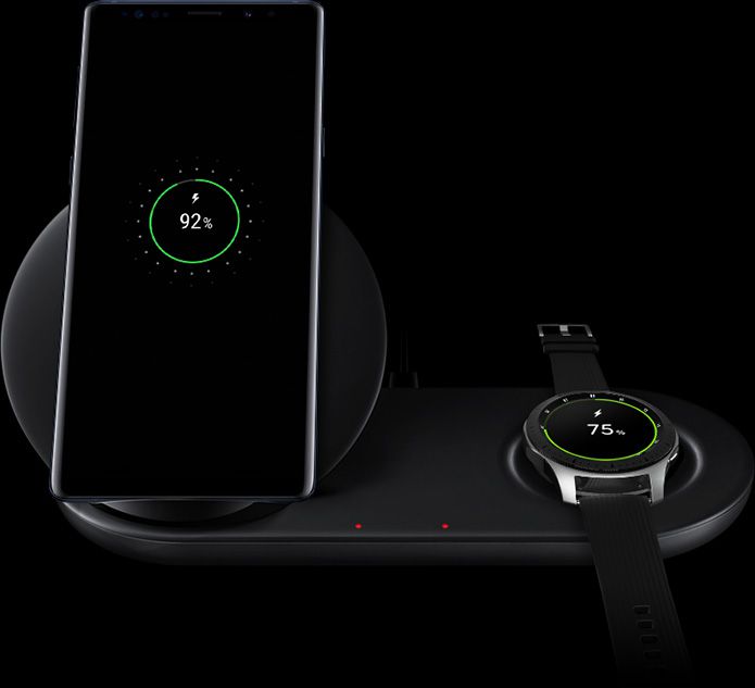 Το Galaxy Note9 και το Galaxy Watch στον Διπλό Ασύρματο Φορτιστή με τη διεπαφή φόρτισης να φαίνεται στις οθόνες και των δύο συσκευών
