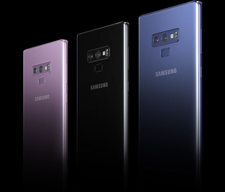 Το Galaxy Note9 από την πίσω πλευρά σε γωνία 3/4, με τις διάφορες επιλογές χρώματος.