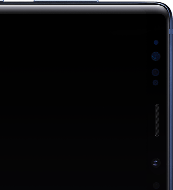 Ιδιαίτερα κοντινή εικόνα του Galaxy Note9 με ανοιχτή την υποδοχή καρτών SIM και δύο κάρτες SIM να φαίνονται στο εσωτερικό