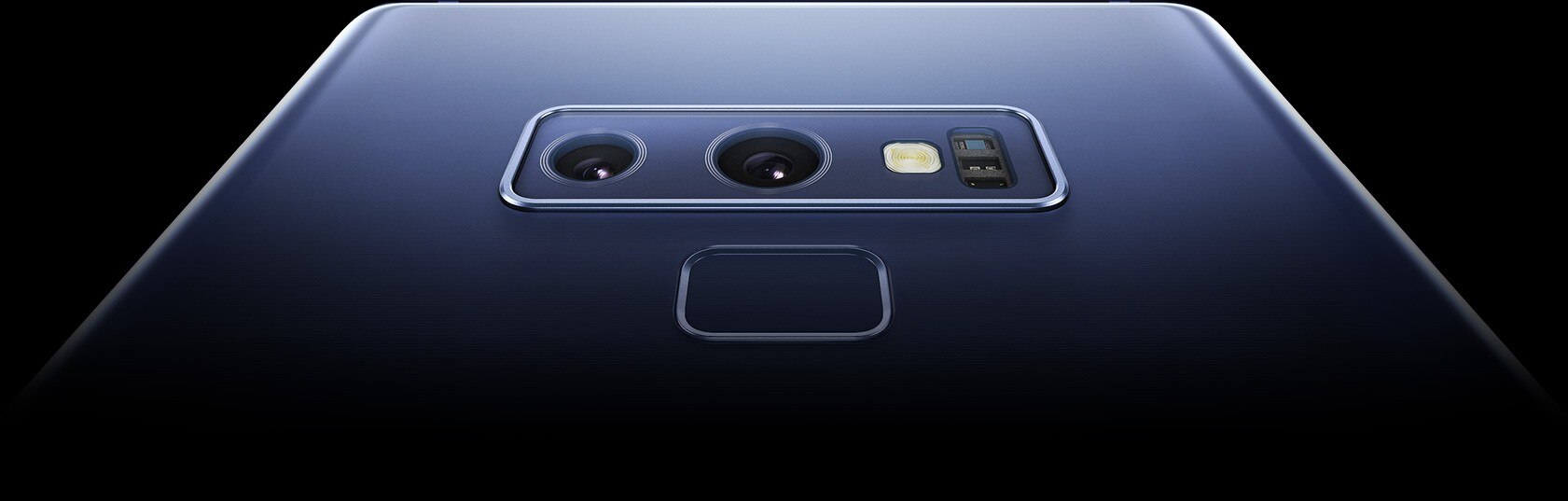 لقطة مقربة جداً تظهر الكاميرا الخلفية ذات فتحة العدسة المزدوجة والماسح الذكي لبصمة الأصبع في هاتف Galaxy Note9