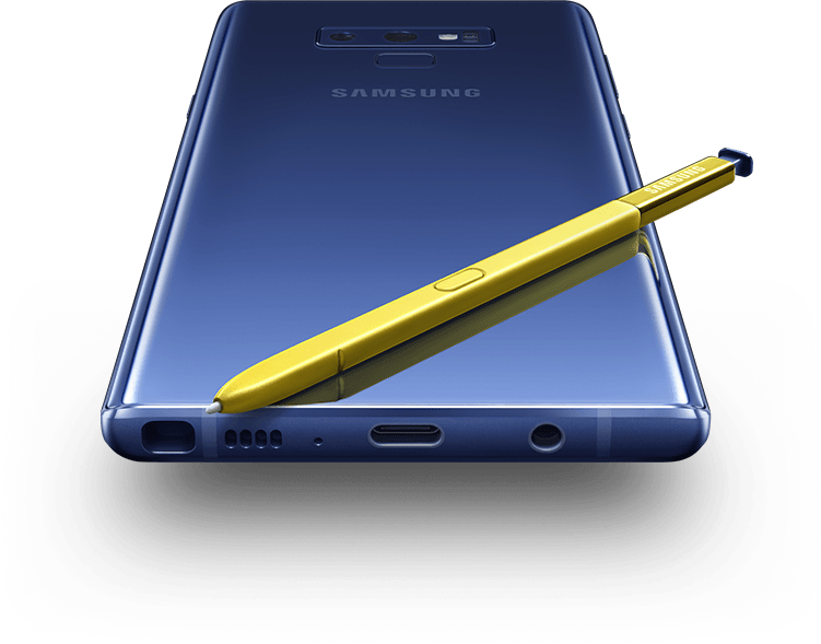 لقطة خلفية لهاتف Galaxy Note9 وفوقه قلم S Pen، كما تراه من أسفل.