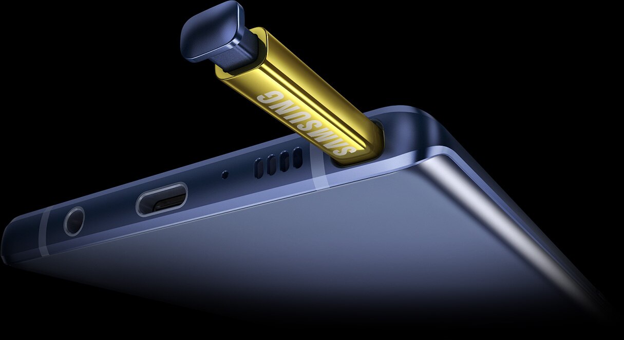 لقطة مقربة جداً تظهر قلم S Pen وهو يخرج قليلاً من هاتف Galaxy Note9