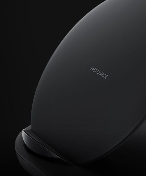 Carregador sem fios Wireless Charger Duo num ângulo de três quartos, visto do lado direito