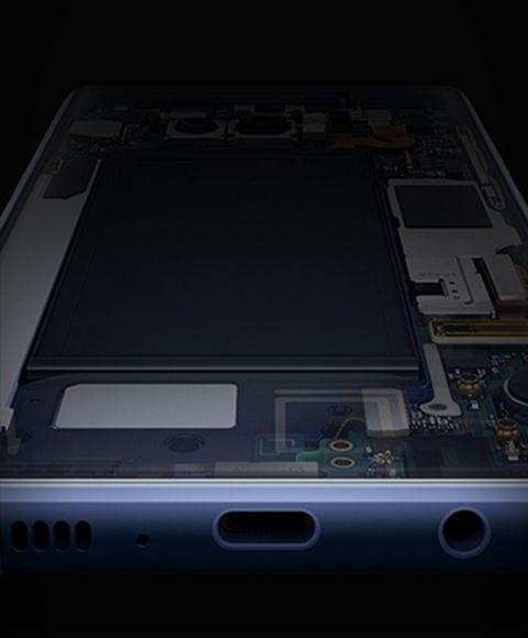 Imagem de raio-x simulada de hardware no interior do Galaxy Note9, visto a partir do fundo