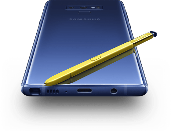 Baksidan av Galaxy Note9 med S Pen ovanpå, sedd underifrån